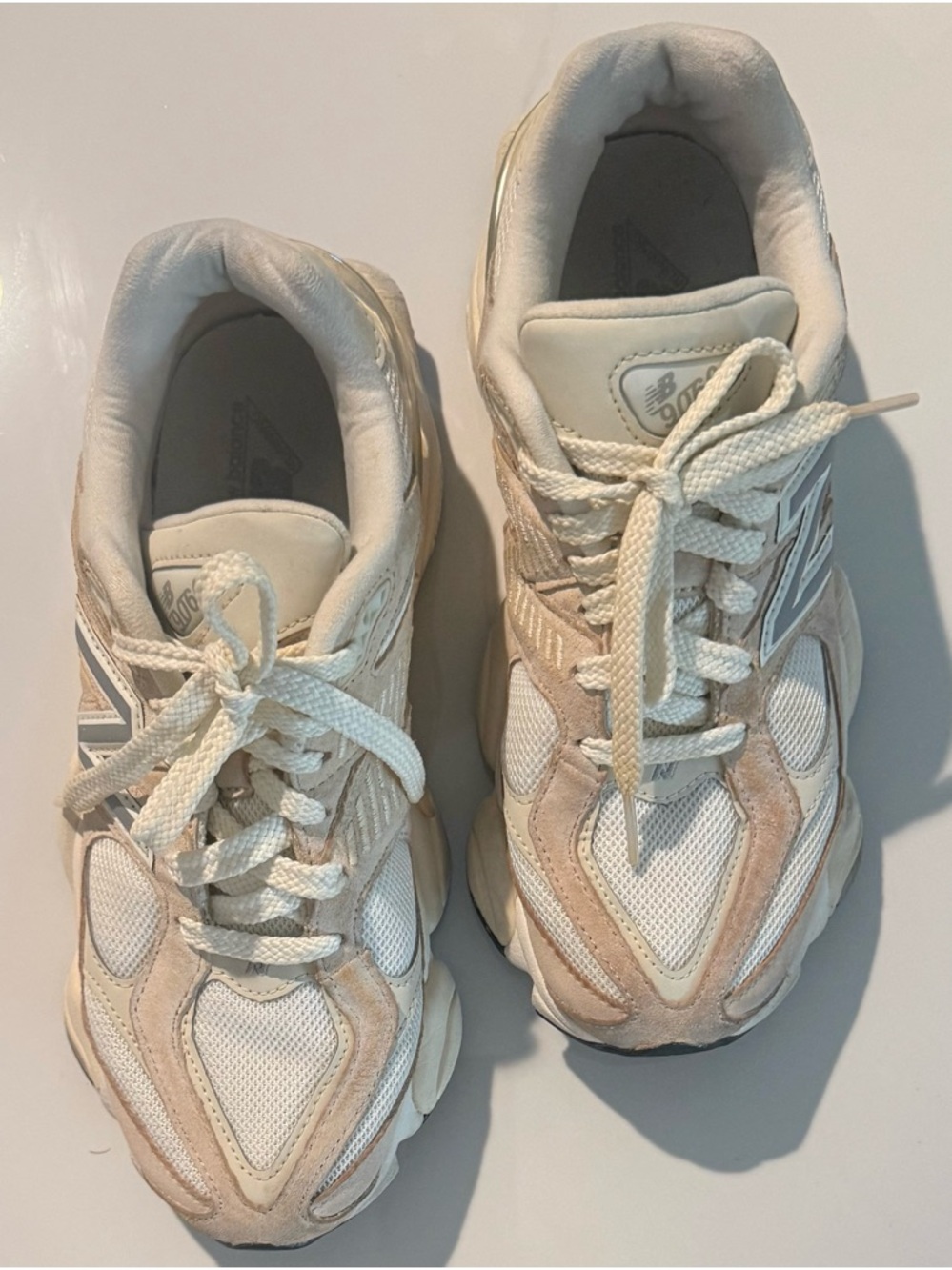 New Balance
Women's Cream &
lont Pink Mesr
Suede Sneakers
